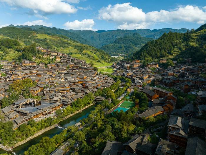 西江千户苗寨全景实拍：吊脚楼群沿河谷铺开，坐观光车直达观景台，免爬石板台阶